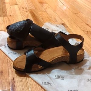 Taos Locke sandals, black 10 NEW